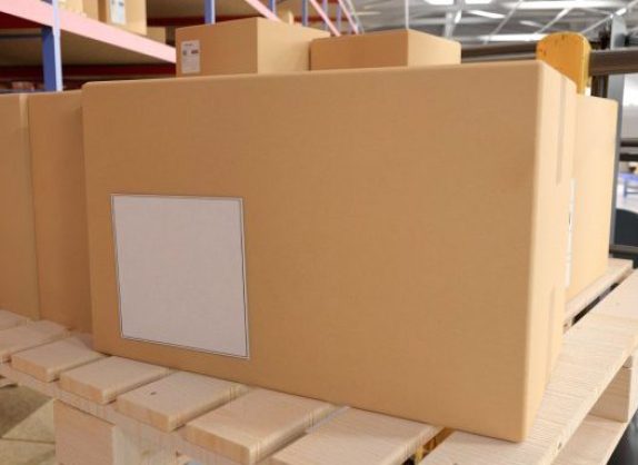 caja-carton-sobre-palet-en-almacen-e1645628981803