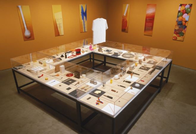 Cinta adhesiva en el MoMA, parte de la exposición de Obras maestras humildes