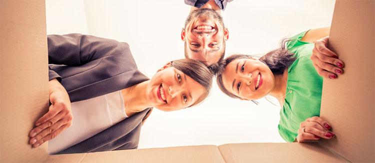 Homme et 2 femmes regardent le contenu de la caisse