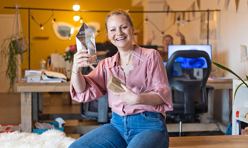 Kim Severy, de Mamzel, arbore fièrement son prix de la personnalité de l'année 2022 dans le domaine de l'e-commerce.