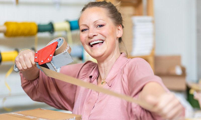 Kim de Mamzel utilise du ruban adhésif en papier imprimé pour fermer ses boîtes grâce à RAJA