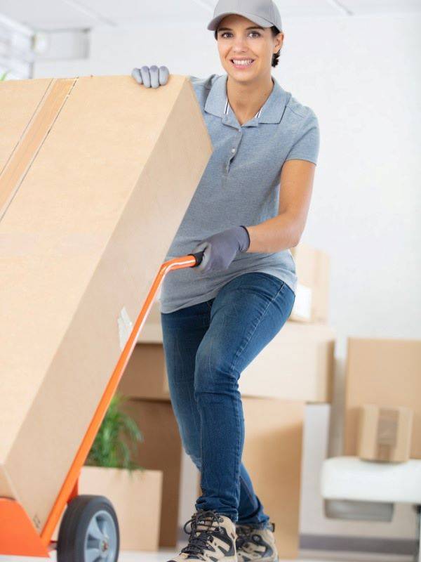 Mujer transportando un paquete voluminoso