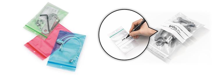 Exemples de différents types de sachets zippés, tels que les sacs colorés et ceux dotés d'une bande qui permet l'écriture.