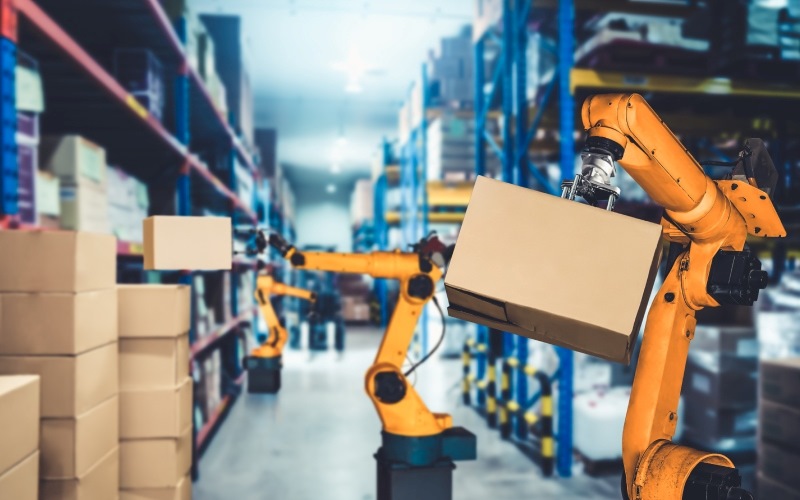 Almacén automatizado con brazos robóticos