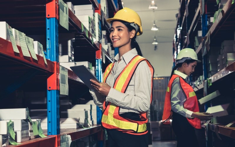 Trabajadoras preparando pedidos en un almacén