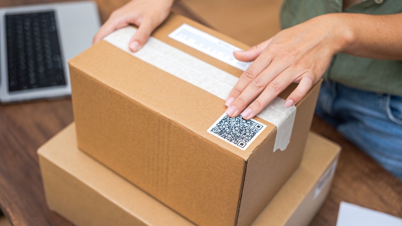 Caja de cartón con código QR