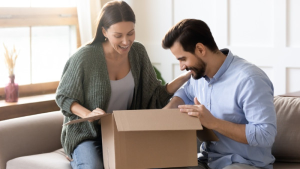 Mujer y hombre sorprendidos con la experiencia del unboxing