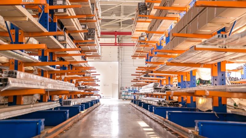 Almacén moderno, organizado y luminoso